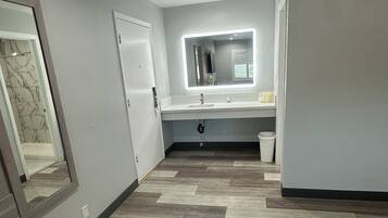 Room, Jetted Tub | Premium bedding, in-room safe, desk, free WiFi