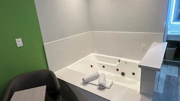 Habitación romántica, 1 cama King size, hidromasaje | Ropa de cama de alta calidad y caja de seguridad en la habitación