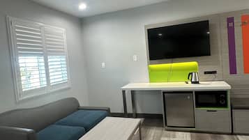 Chambre, baignoire à jets | Literie de qualité supérieure, coffres-forts dans les chambres, bureau