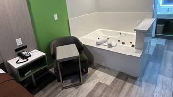 Chambre Romantique, 1 trÚs grand lit, baignoire à jets | Literie de qualité supérieure, coffres-forts dans les chambres, bureau