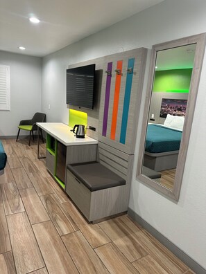 Standard Room, 1 King Bed | Living area | LED TV - Garden Inn (Temple City)