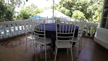 S'hi serveixen plats de cuina local