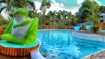 5 outdoor pools, sun loungers