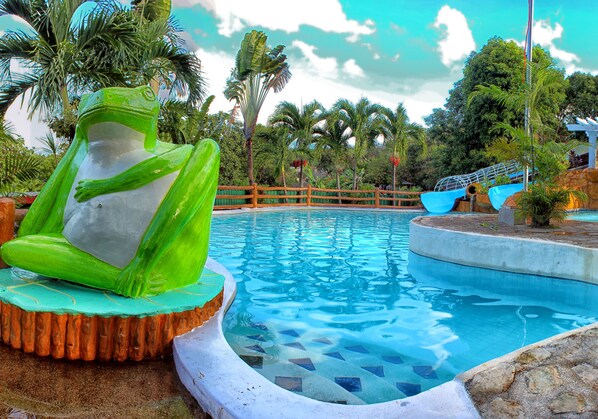 5 outdoor pools, pool loungers