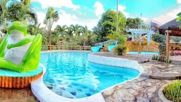 5 piscines a l'aire lliure i gandules