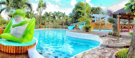 5 albercas al aire libre y camastros