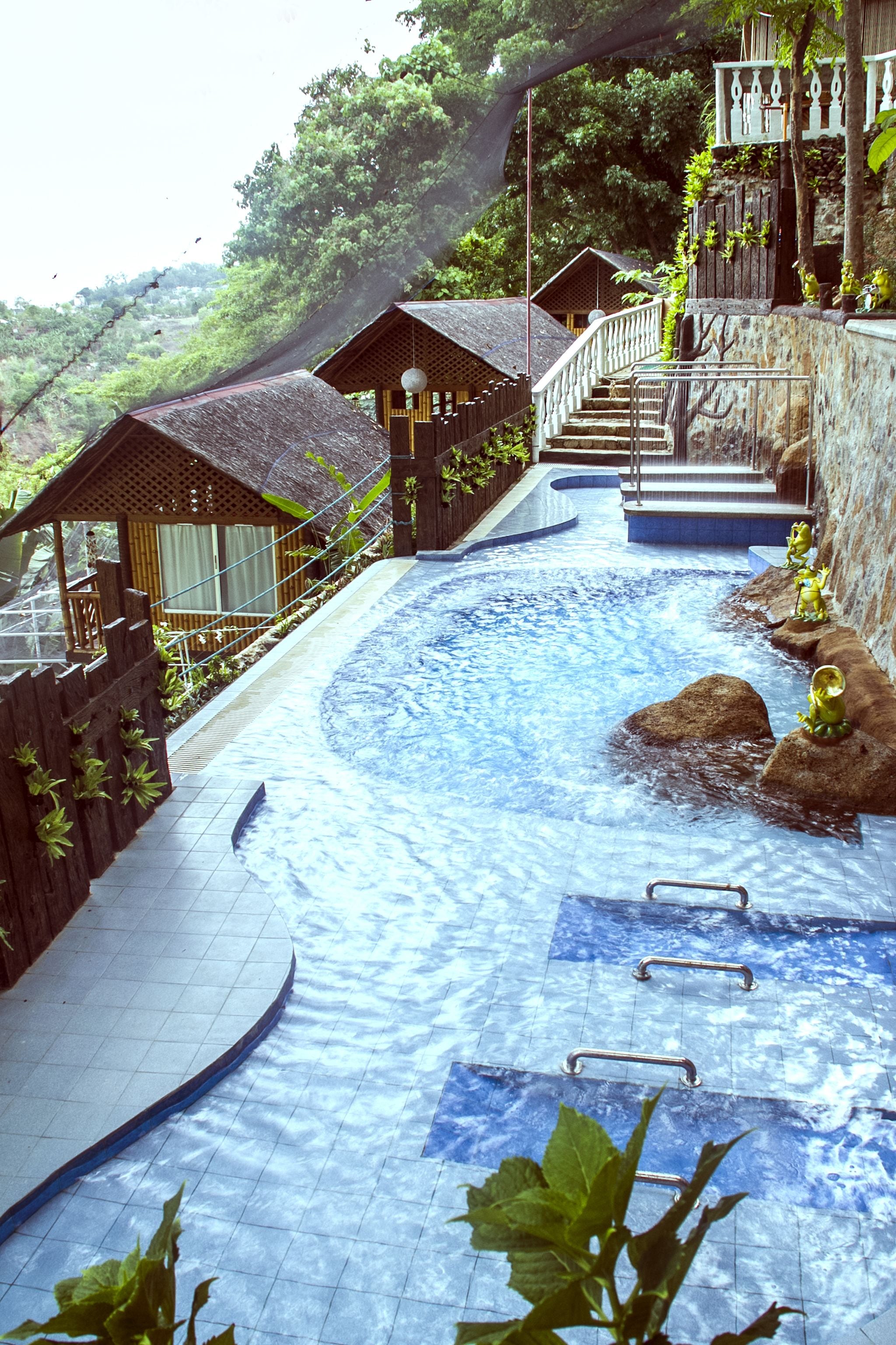 ساونا، حوض استحمام ساخن، علاجات للجسم، معالجات لتقشير البشرة