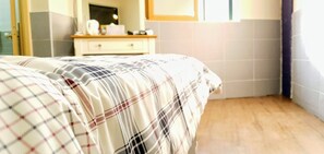 Habitación doble | Escritorio, cortinas opacas, tabla de planchar con plancha y wifi gratis