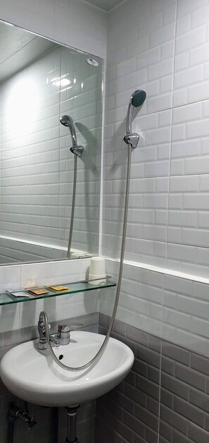 트리플룸 | 욕실 | 샤워 시설, 무료 세면용품, 헤어드라이어, 슬리퍼