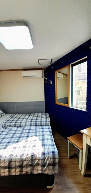 Habitación con 2 camas individuales | Escritorio, cortinas opacas, tabla de planchar con plancha y wifi gratis