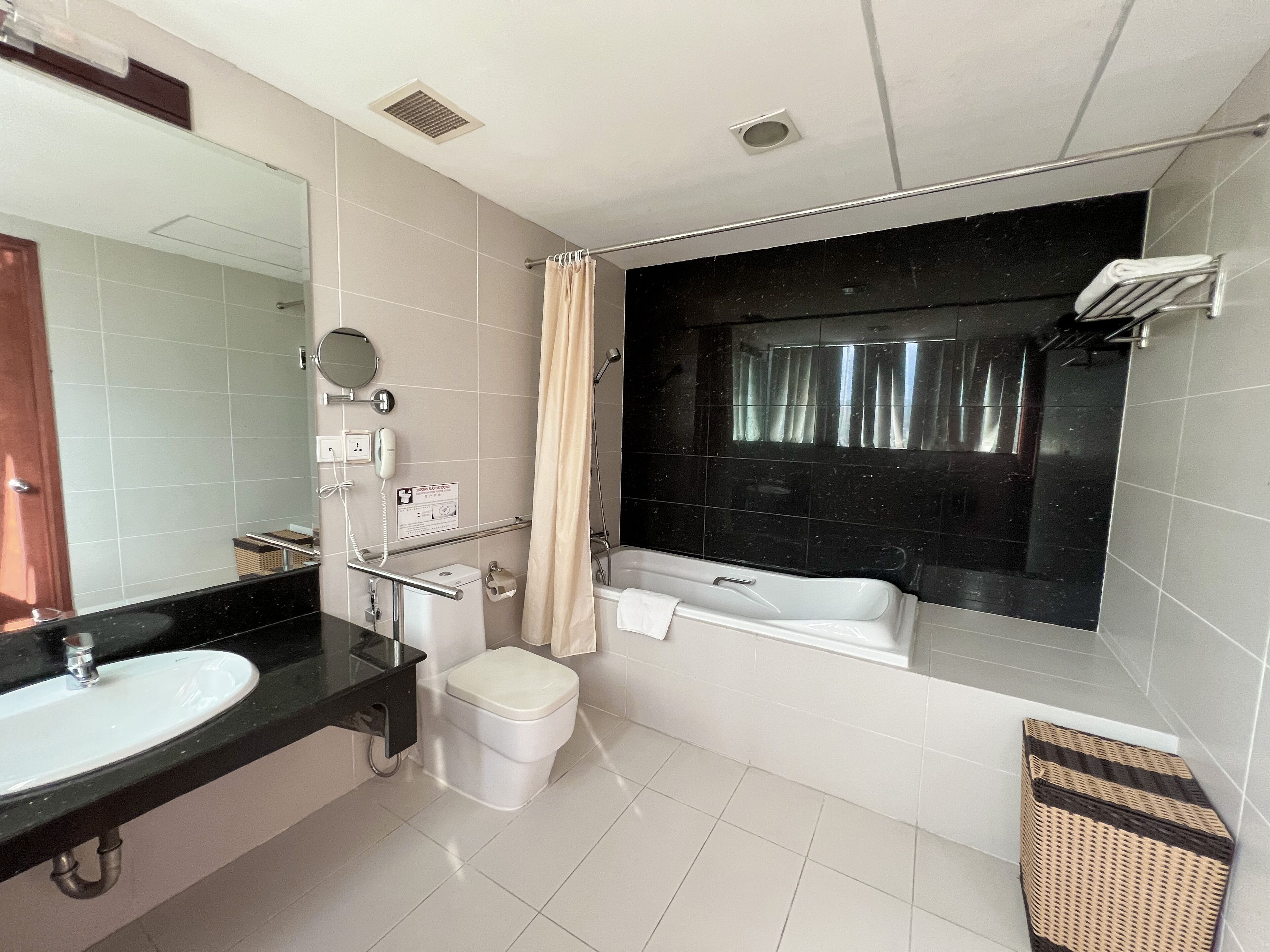 junior suite | bathroom | free toiletries, hair dryer, slippers, towels