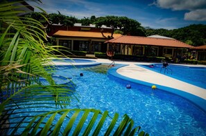 2 kolam renang indoor, dengan kursi berjemur