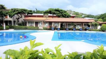 2 piscinas internas, espreguiçadeiras