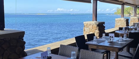 Frukost och lunch serveras, med utsikt mot stranden