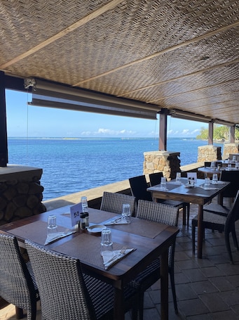Se sirven desayunos, comidas y cenas con vista a la playa