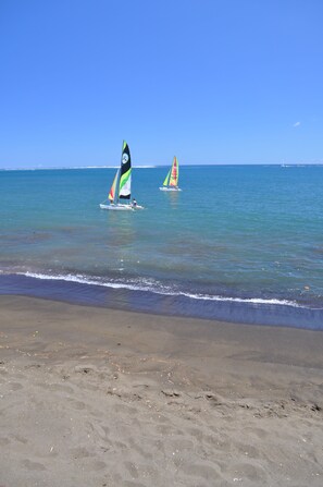 A beach with two sailboats on calm waters. - Hotel Royal Tahitien (Pirae)