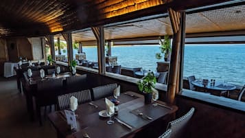 Se sirven desayunos, almuerzos y cenas; con vista a la playa