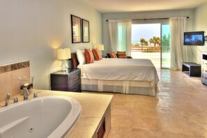 1-Bedroom Apartment With Ocean View | Bañera de hidromasaje