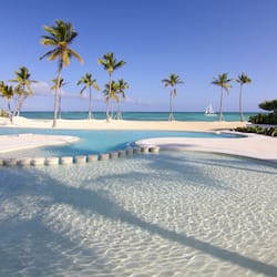 Piscina externa, guarda-sóis, espreguiçadeiras