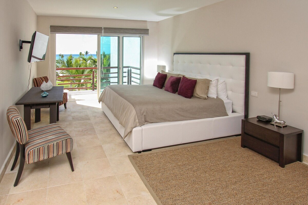Edredón, minibar y caja de seguridad en la habitación 