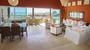 3-Bedroom Apartment With Ocean View | Coin séjour | Télévision LED de 32 pouces avec chaßnes par cùble, télévision