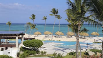 Piscine extérieure, parasols de plage, chaises longues