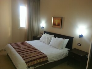 迷你吧、客房內保險箱、書桌、隔音