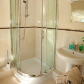 Badewanne und Dusche (separat), Haartrockner, Handtücher