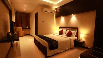 Deluxe Double Room | In-room safe, desk, laptop workspace, blackout drapes