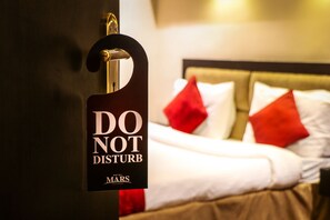 Une pancarte d’hôtel indiquant « NE PAS DÉRANGER » et « MARS », ce qui signifie que la chambre est calme.