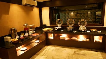 Free daily buffet breakfast