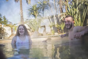 Outdoor pool - Smoke Lake Hot Springs Lodge and Camp (Rotorua)