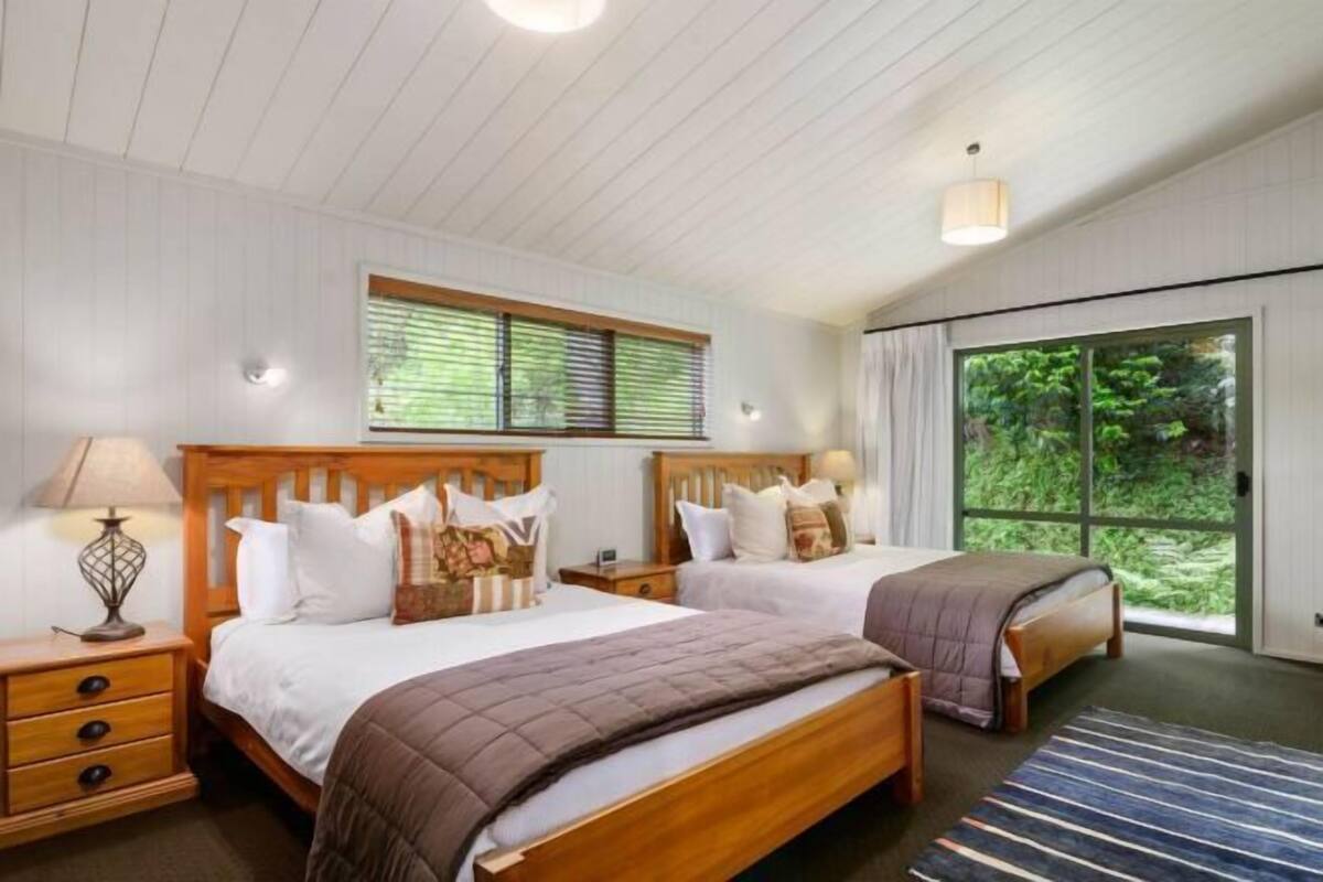 Premium bedding, blackout drapes, soundproofing