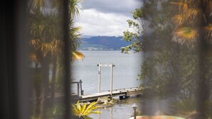 Lodge Room, 1 Bedroom, Ensuite, Lake View | Ropa de cama de alta calidad, cortinas blackout y insonorización