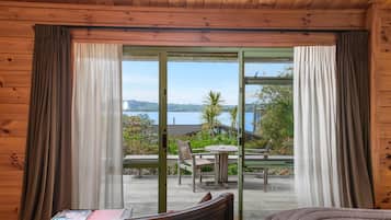 Lodge Room, 1 Bedroom, Ensuite, Lake View | Prémium ágynemű, sötétítőfüggöny, hangszigetelés és vasaló/vasalódeszka