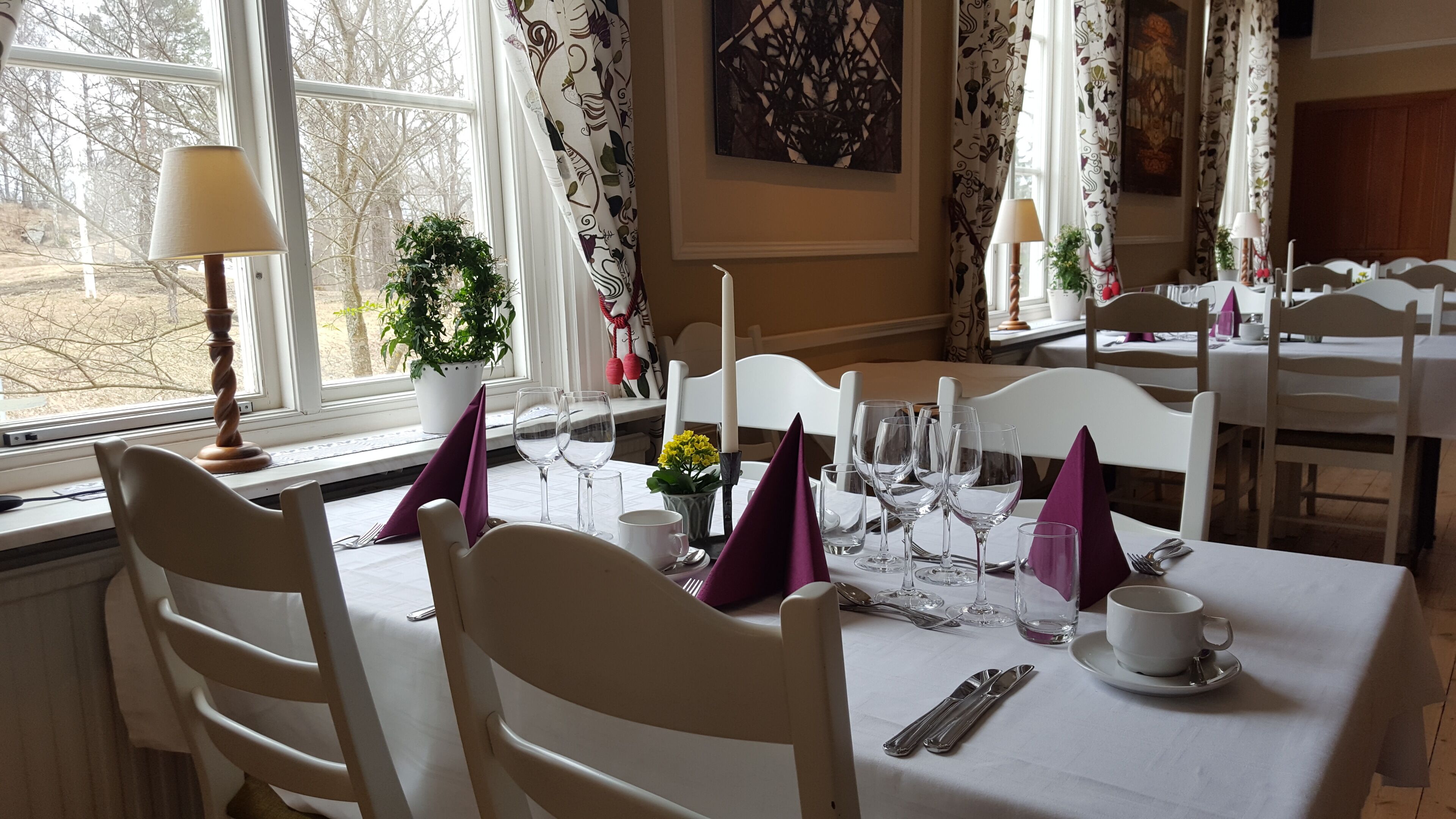 lunch and dinner served, garden views