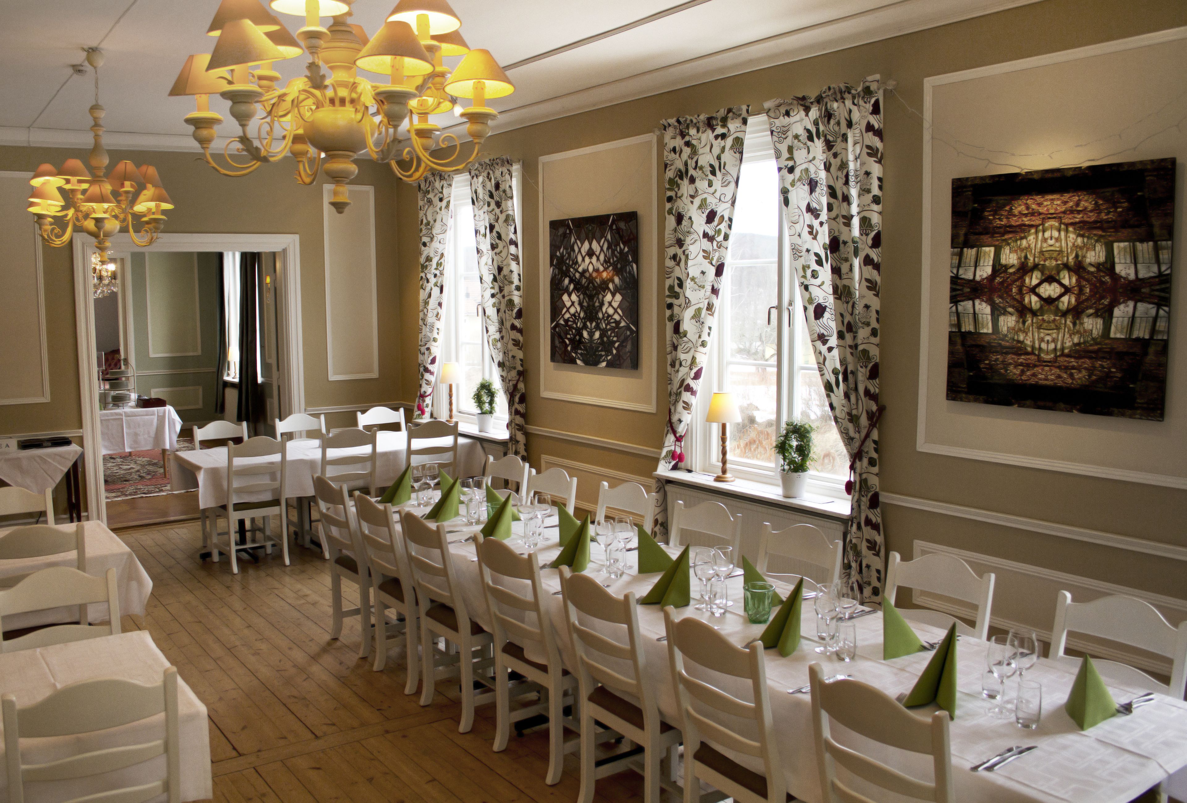 Lunsj og middag serveres, utsikt mot hagen 