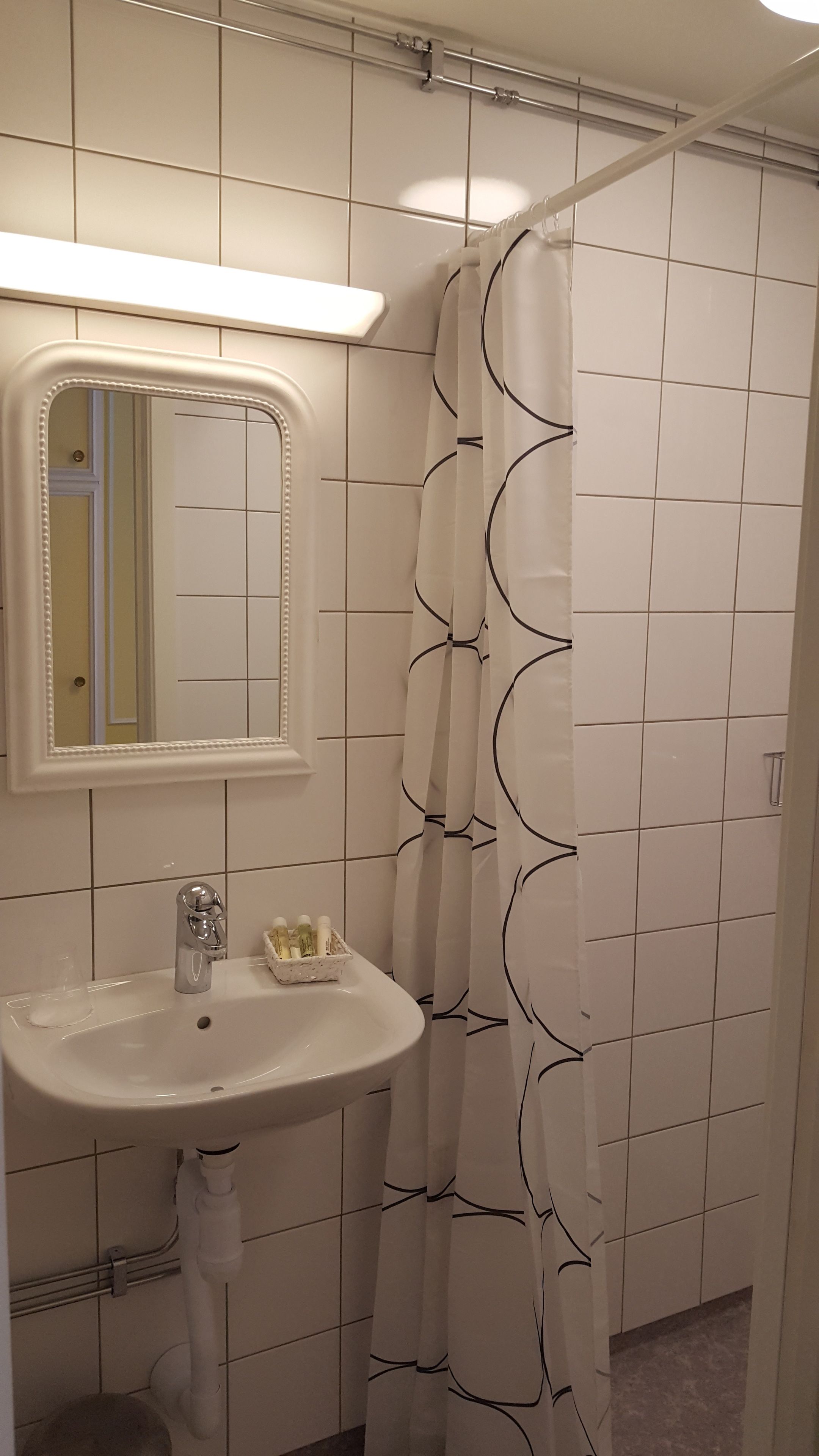single room, private bathroom (main building) | bathroom | free toiletries, hair dryer, towels