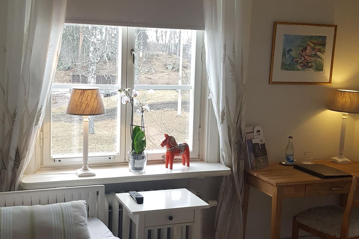 Eenpersoonskamer, privébadkamer (Main Building) | Individueel gedecoreerd, geluiddichte muren, gratis wifi, beddengoed