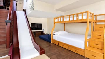 Camera con letto a castello, scala in legno, televisione a schermo piatto e scrivania con sedia.