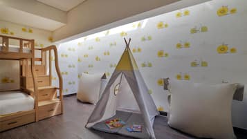 Deluxe Family Lagoon Access Room | Roupas de cama de algodão egípcio, roupas de cama premium, frigobar