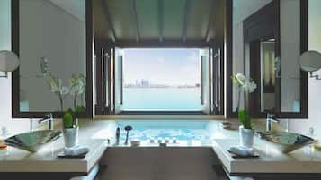 One Bedroom Over Water Villa | Kamar mandi | Shower, pancuran hujan, perlengkapan mandi gratis, dan pengering rambut