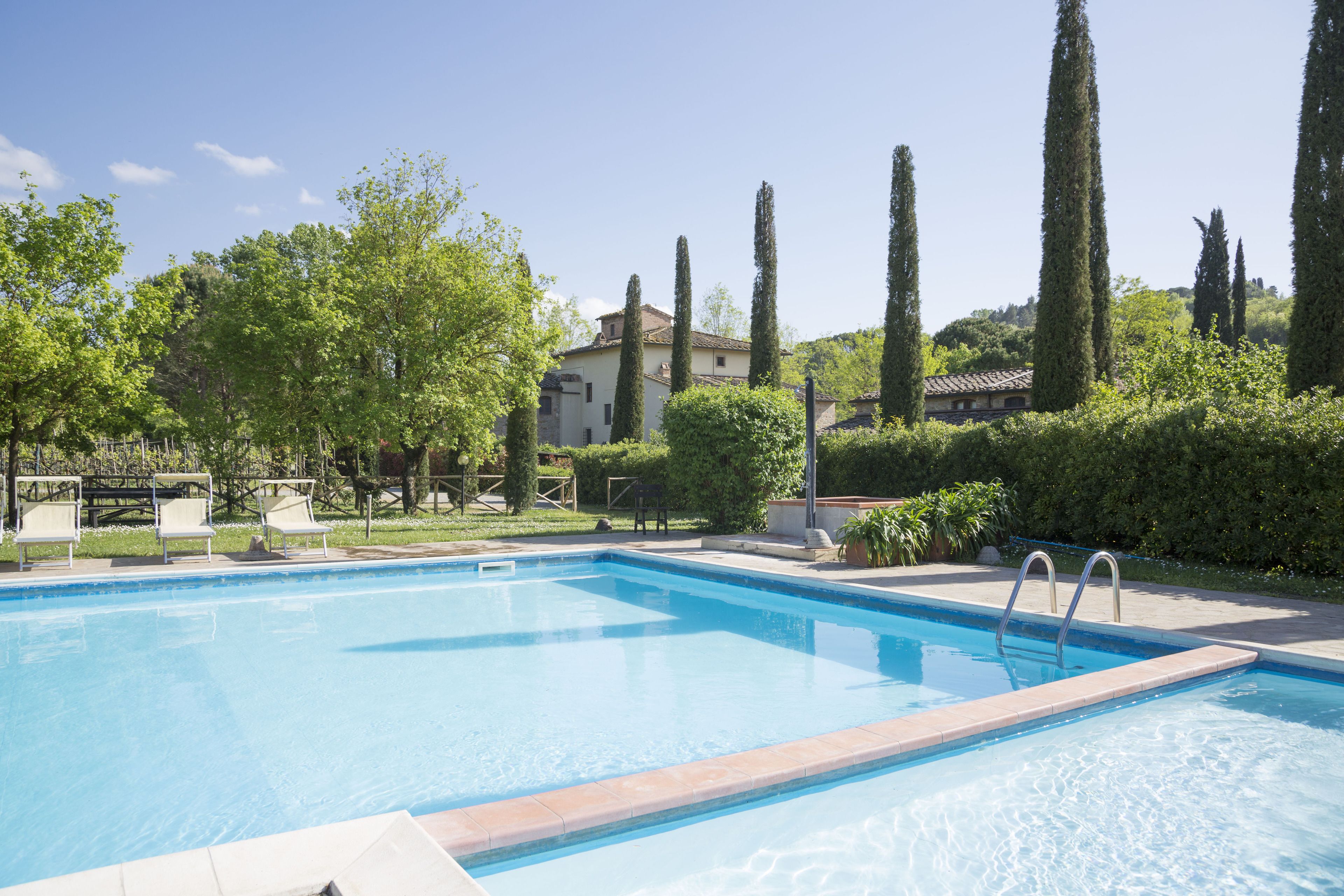 2 hồ bơi ngoài trời 