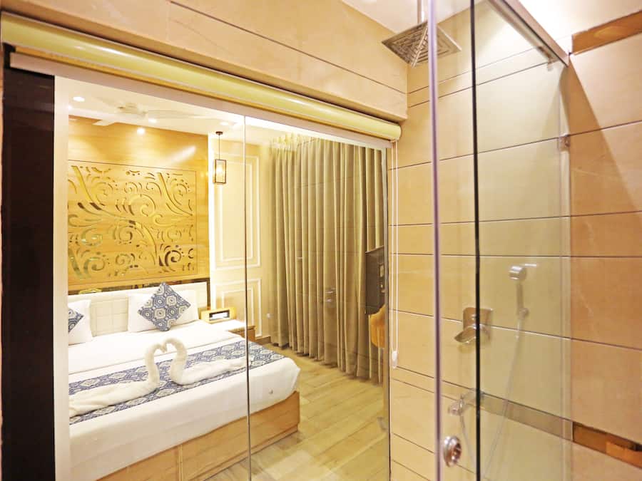 Deluxe Double Room | Minibar, in-room safe, desk, blackout drapes