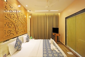 Minibar, in-room safe, desk, blackout curtains - JRD Luxury (New Delhi)