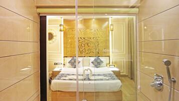 Quarto casal luxo | Banheiro | Chuveiro, chuveiro com efeito de chuva, produtos de toalete grátis