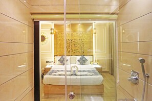 Deluxe Double Room | Bathroom | Shower, rainfall showerhead, free toiletries, hair dryer - JRD Luxury (New Delhi)