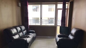 Two Bedrooms Apartment | Sala de estar | Televisión de 18 pulgadas con canales por cable