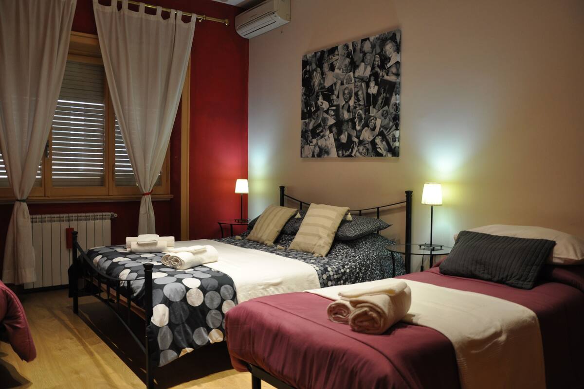 Habitación cuádruple | Ropa de cama de alta calidad, escritorio y wifi gratis