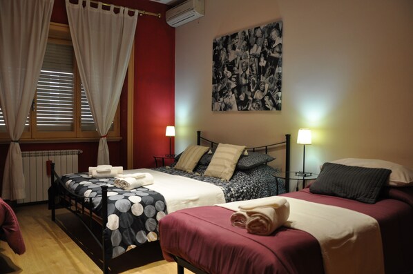 Chambre Quadruple | Literie de qualité supérieure, bureau, Wi-Fi gratuit